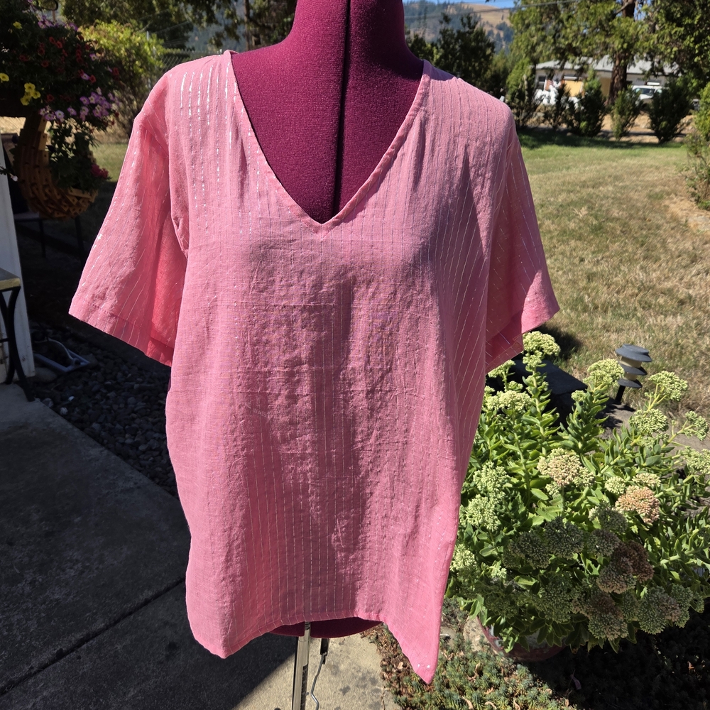 NWT Pink With Silver Stripe V-Neck Women's Top Size 1X. IICP